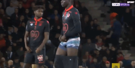 德国世界杯客场球衣实物图：深海军蓝设计+薄荷绿点缀（德国队世界杯客场战袍曝光：深海军蓝主色，薄荷绿点缀）