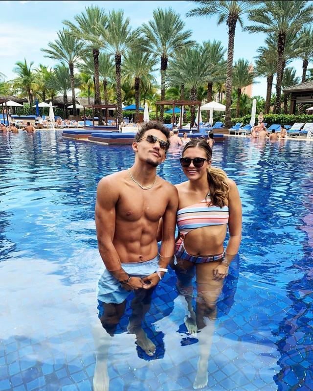 排面，泰州当地路牌上写着“苏超冠军城，泰州欢迎您”（泰州上演排面时刻：路牌打出“苏超冠军城，泰州欢迎您”）