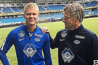 前阿森纳妖锋有望加盟中国联赛，无需转会费，两家西亚劲旅来抢人（前阿森纳前锋或以自由身加盟中国联赛，西亚两大劲旅加入争夺）