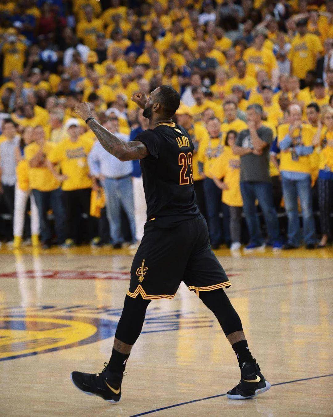 足球英超豪门逆风翻盘，球迷直呼太刺激（英超豪门上演逆转好戏，球迷惊呼过瘾）