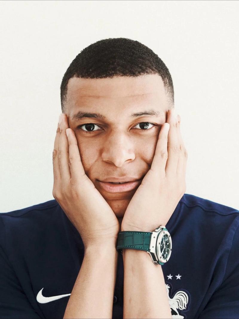 TA：赢球正成为枪手的一种习惯；诺伊尔在定位球防守上很脆弱（TA：阿森纳赢球已成常态；诺伊尔在定位球防守上显脆弱）