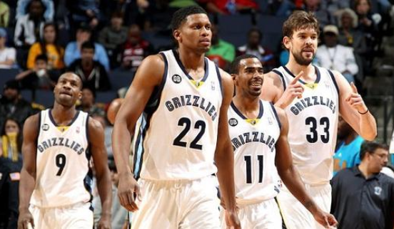 欧文突破防守造成杀伤球成功（欧文强突防线造犯规得手）