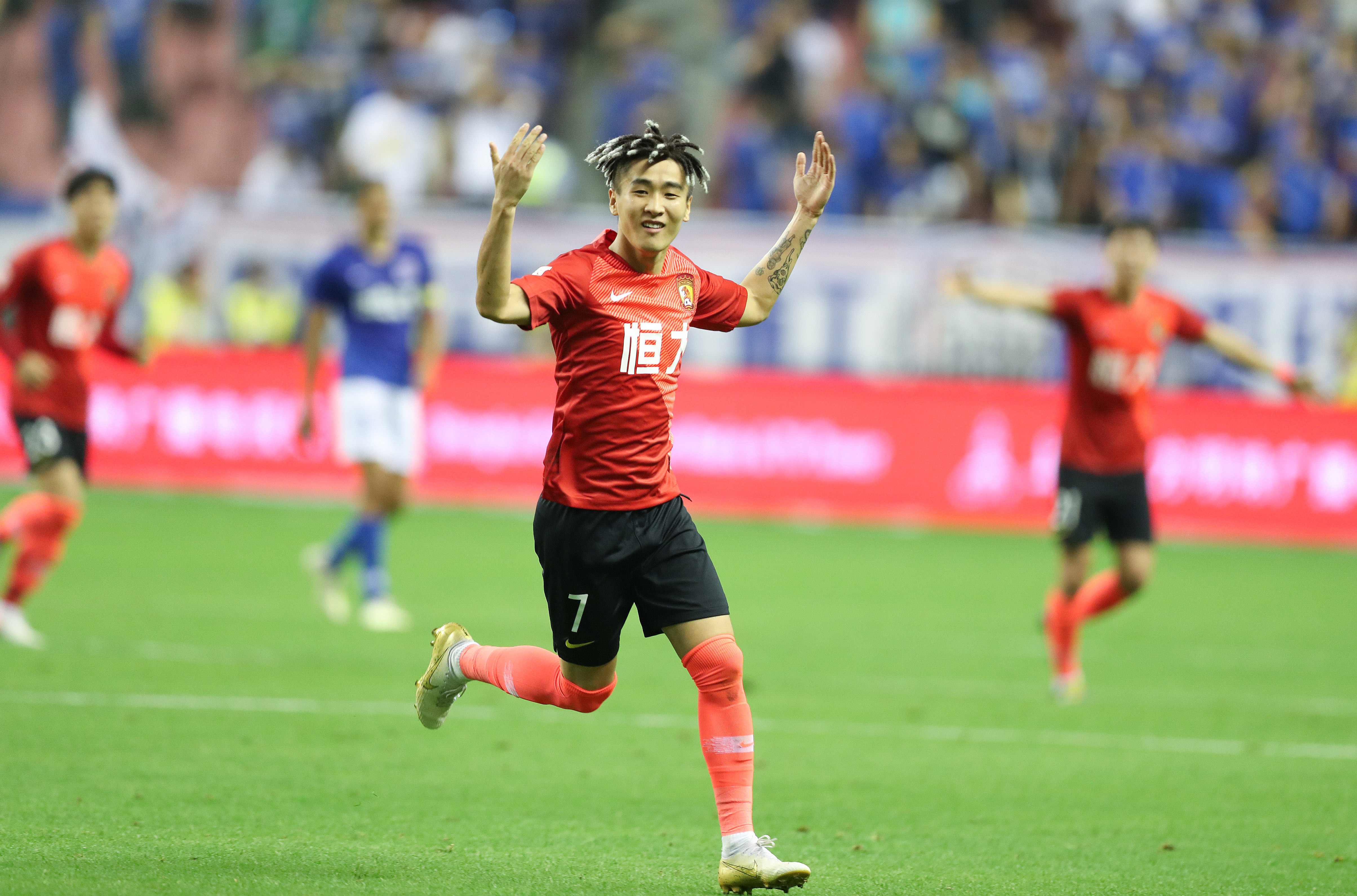 帕福斯1-0黄潜斩获队史欧冠首胜，卢卡森制胜，盖伊失单刀（帕福斯1-0力擒黄潜夺队史欧冠首胜，卢卡森建功，盖伊单刀打丢）