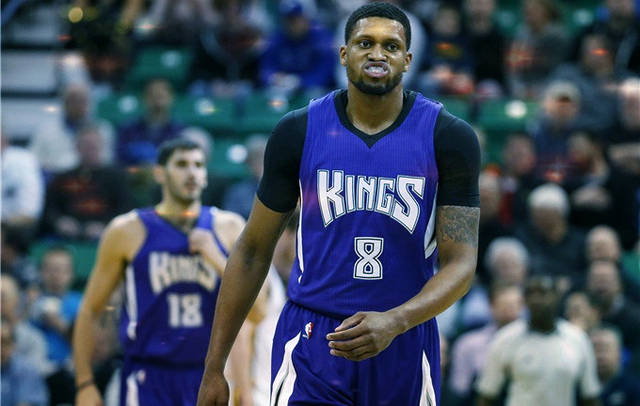 马斯坦托诺受伤后，皇马陷入困局。 ​（马斯坦托诺伤退，皇马陷入困境）