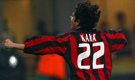 特伦斯·克劳福德因拒缴WBC制裁费被剥夺拳王头衔，引发争议，拳迷对其立场分化，争议持续。