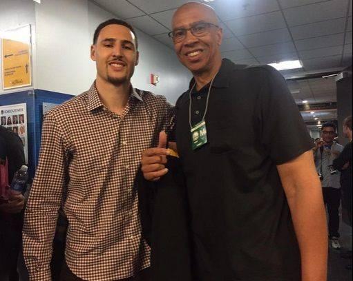 复出状态不错！库里首节6中4拿到10分（库里复出手感火热：首节6投4中拿下10分）