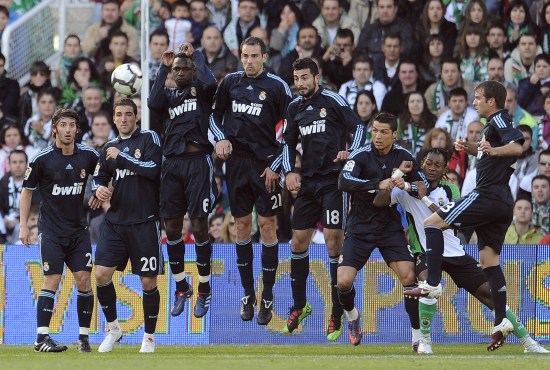 桑巴军团再遇非洲劲旅 巴西摩洛哥C组重逢（桑巴军团C组再逢非洲强敌：巴西再战摩洛哥）