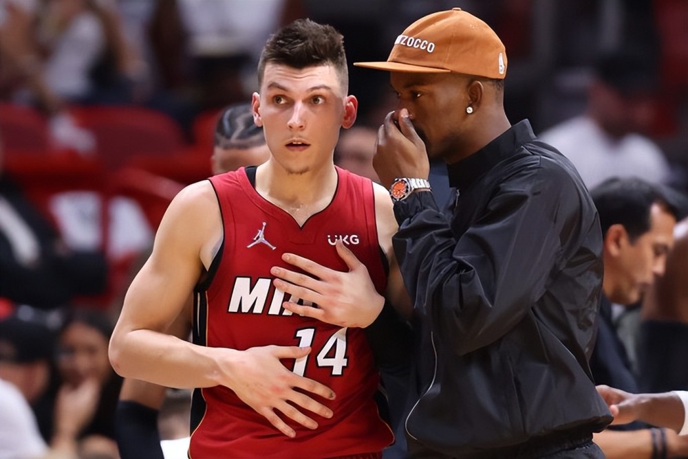 父亲：圣地亚哥从未讨论过离开的可能性，他在米兰很开心（父亲：圣地亚哥从未提及离队，他在米兰过得很开心）